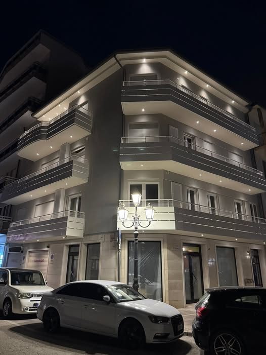 Palazzina residenziale illuminata di sera