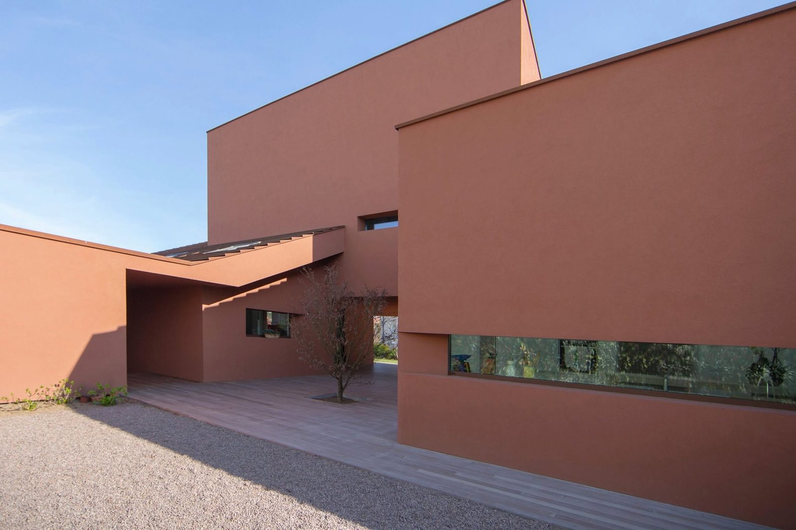 Villa contemporanea con facciate color terracotta